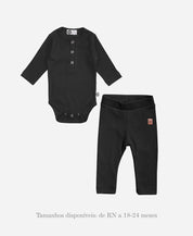 Conjunto Body Manga Longa + Calça Slim Canelada Bebê Liso Preto MiniMalista Baby — look coordenado unissex em malha canelada 100% algodão tom Preto profundo, marca criada por mãe pra pele sensível de criança alérgica.