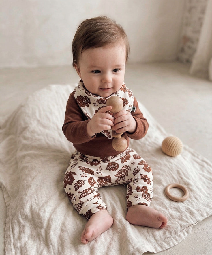 conjunto-bebe-unissex-fall-oak-body-calca-harem-babador-marrom-folhas-4.jpg