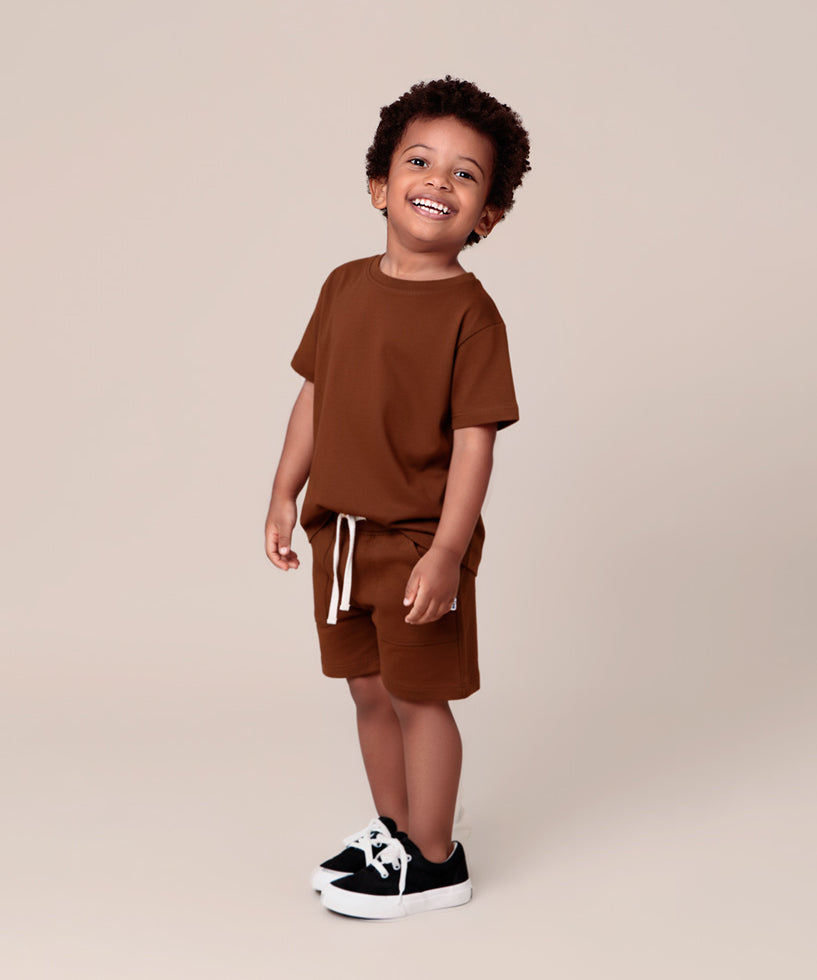 conjunto-camiseta-e-bermuda-menino-liso-chocolate.jpg