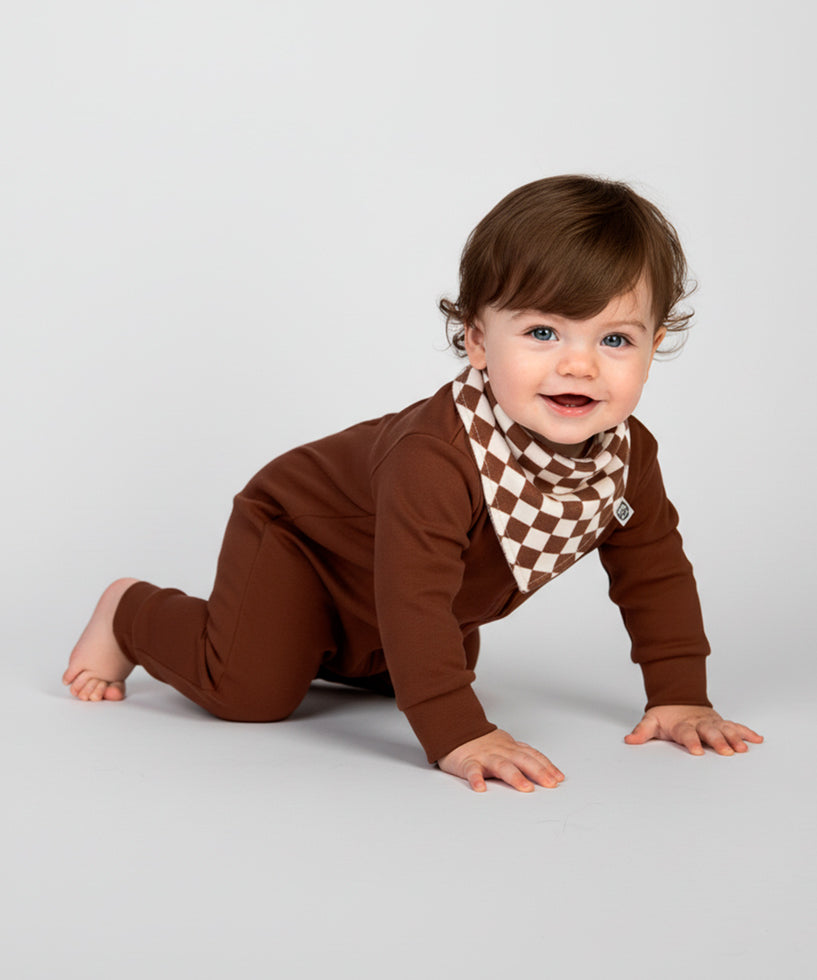 conjunto-macacao-liso-marrom-oak-babador-xadrez-quadriculado-marrom-racer-oak-minimalista-baby-menino-4.jpg