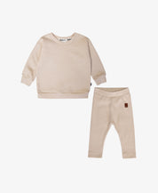MiniMalista Conjunto Moletom + Calça Canelada Liso Bege Claro. Look monocromático infantil 100% algodão, moletom peluciado oversized + calça canelada slim ajustada, conjunto unissex menino e menina, cor neutra coringa quentinha, estética escandinava minimalista, do bebê de 0-3 meses aos 5-6 anos.