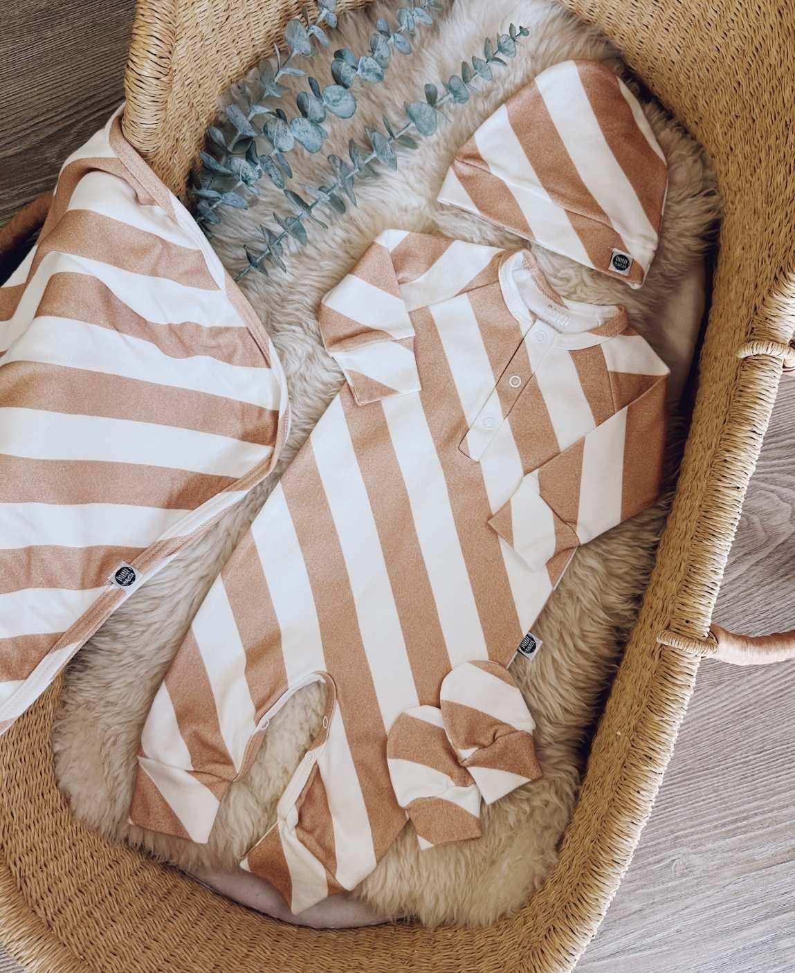 Kit Presente Saída de Maternidade Bebê 4 peças | Listras Diagonais Bege - Com Caixa Presente