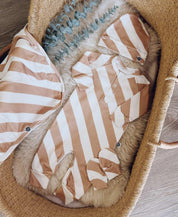 Kit Presente Saída de Maternidade Bebê 4 peças | Listras Diagonais Bege - Com Caixa Presente