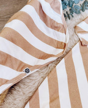 Kit Presente Saída de Maternidade Bebê 4 peças | Listras Diagonais Bege - Com Caixa Presente