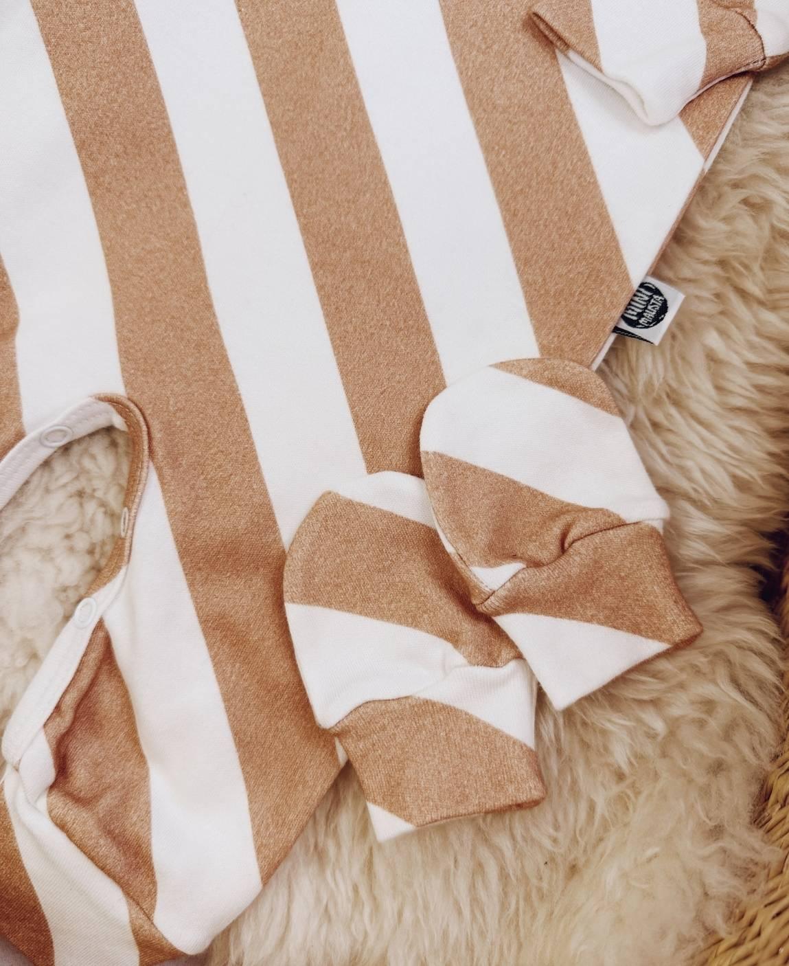 Kit Presente Saída de Maternidade Bebê 4 peças | Listras Diagonais Bege - Com Caixa Presente