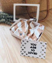 Kit Presente Saída de Maternidade Bebê 4 peças | Listras Diagonais Bege - Com Caixa Presente