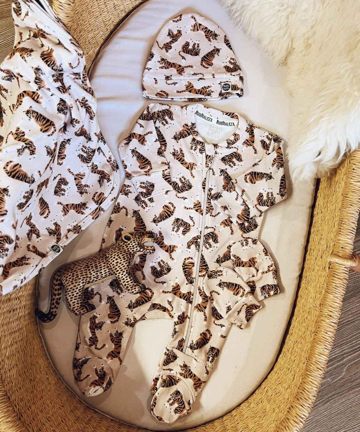 conjunto-saida-de-maternidade-bebe-minimalista-macacao-touca-luva-manta-bebe-tiger-tigre-bege-menino-1_52dee434-97fa-449f-9212-1e91ed42843f.jpg