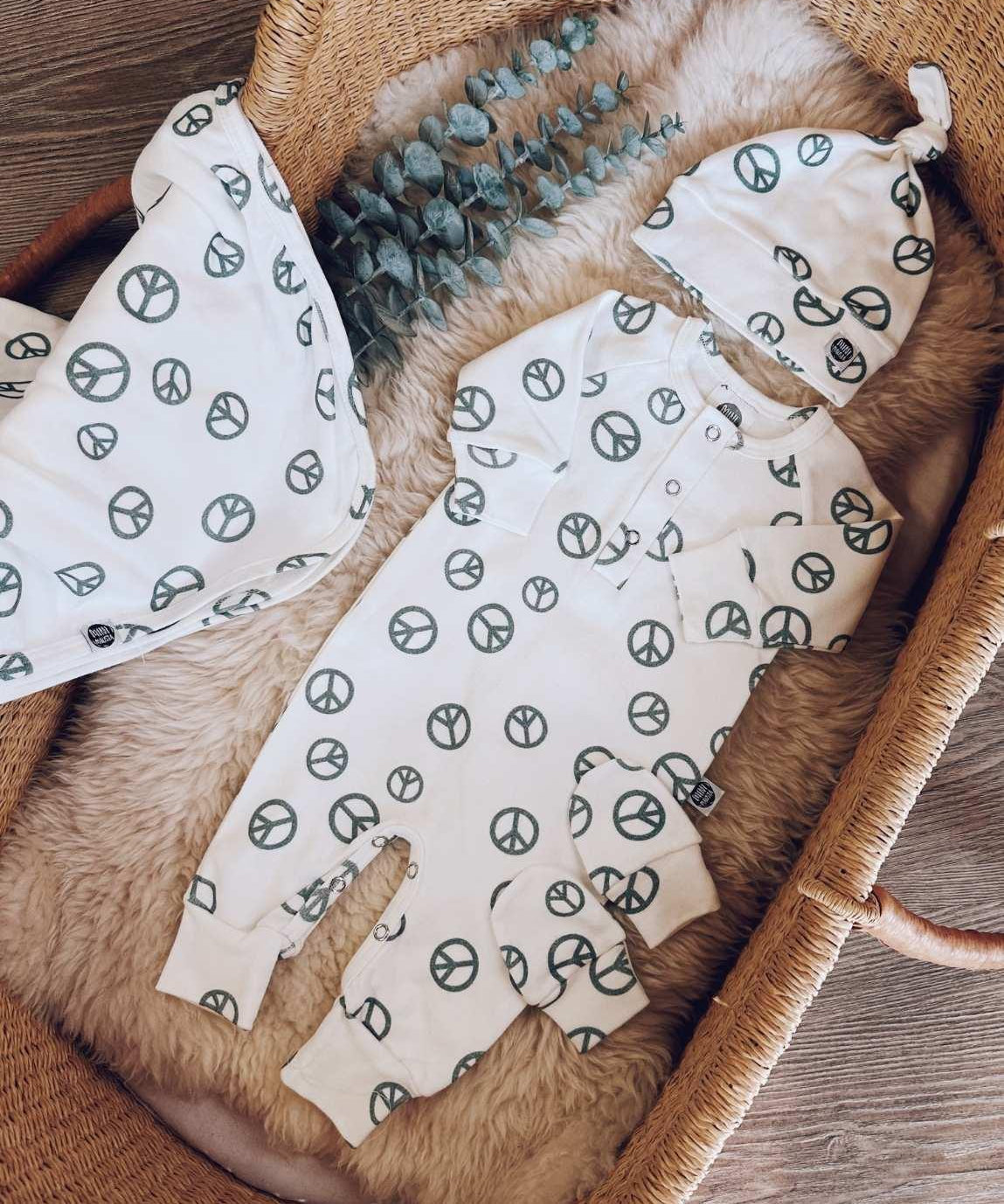 conjunto-saida-maternidade-macacao-manta-touca-luva-peace-and-love-menino--4_038c6937-8989-423a-89ba-599d4f2499ac.jpg