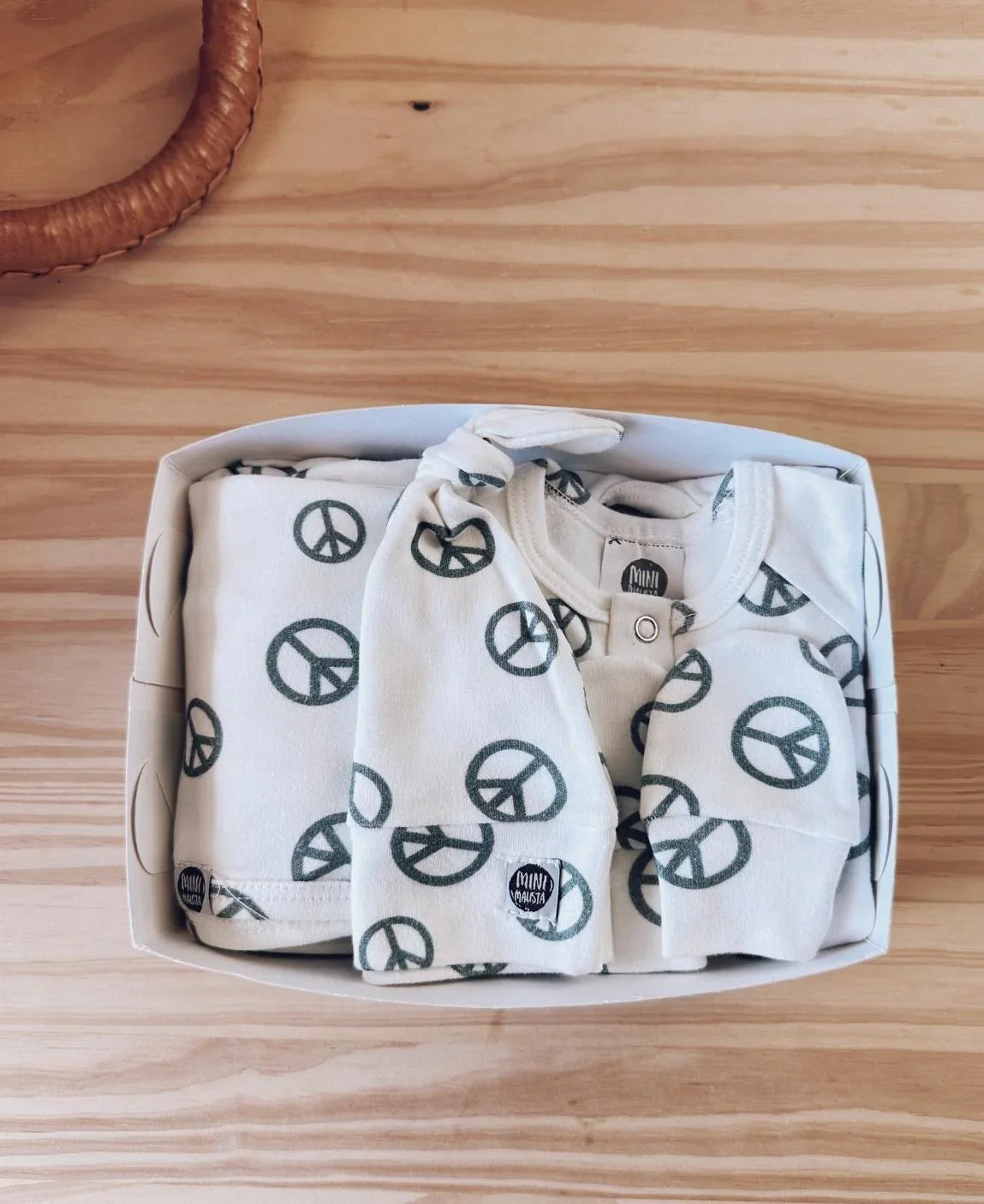 Kit Presente Saída de Maternidade Bebê 4 peças | Peace and Love - Com Caixa Presente
