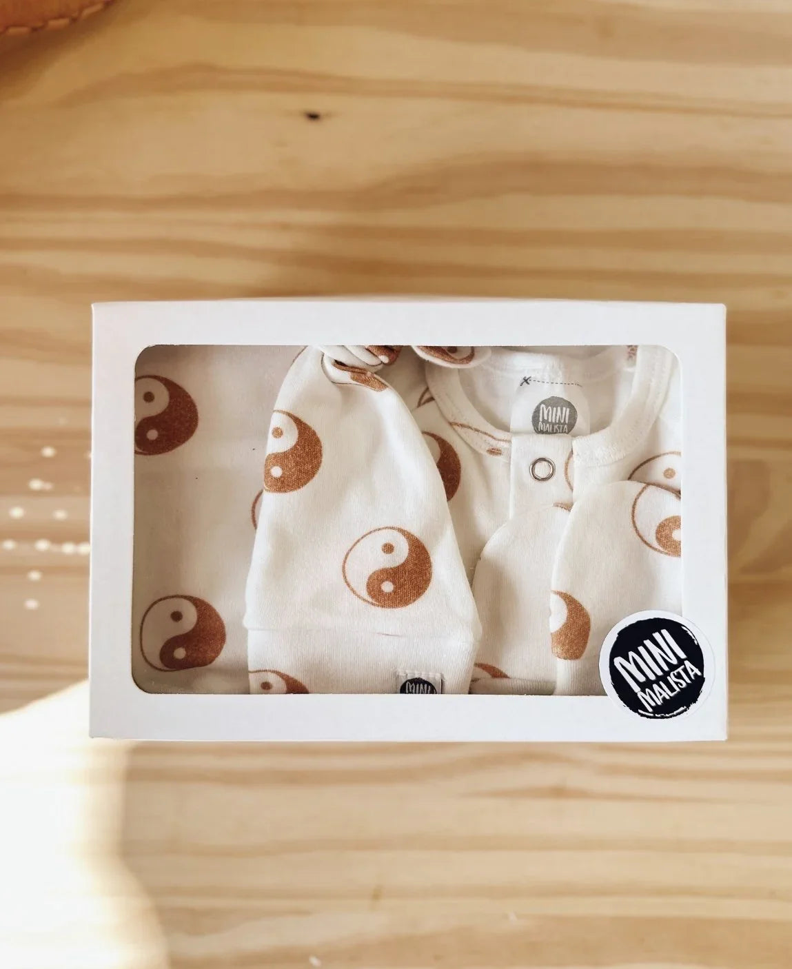 Kit Presente Saída de Maternidade Bebê 4 peças | Yin Yang - Com Caixa Presente