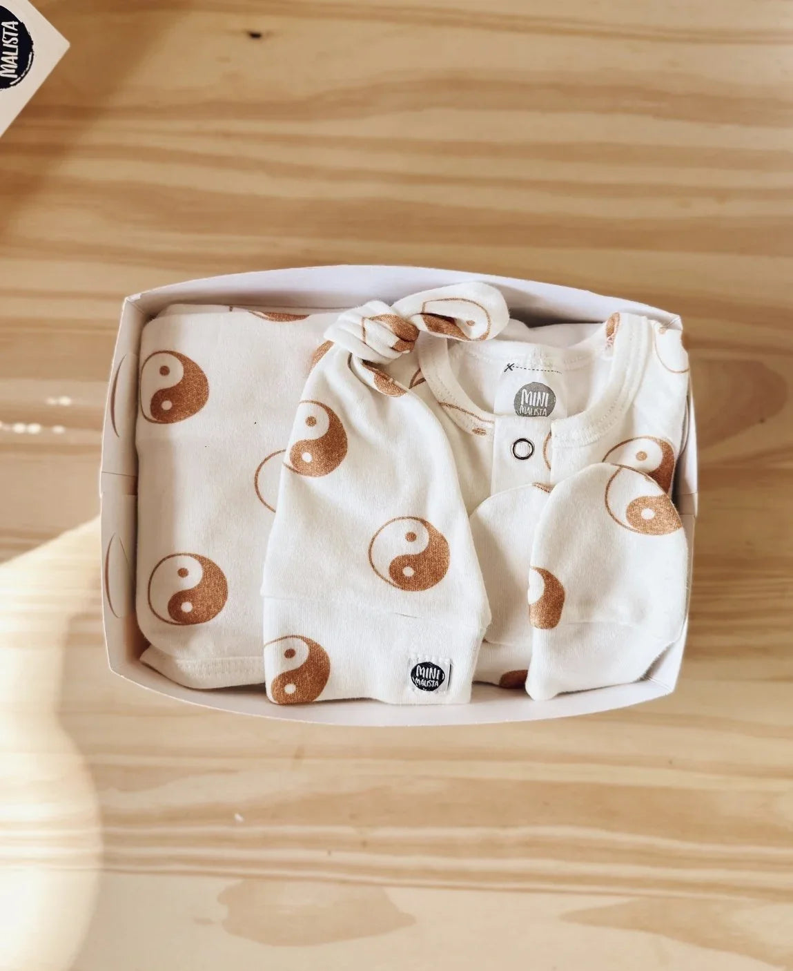 Kit Presente Saída de Maternidade Bebê 4 peças | Yin Yang - Com Caixa Presente