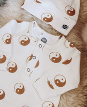 Kit Presente Saída de Maternidade Bebê 4 peças | Yin Yang - Com Caixa Presente