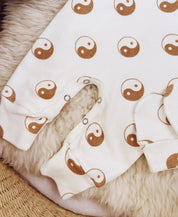 Kit Presente Saída de Maternidade Bebê 4 peças | Yin Yang - Com Caixa Presente