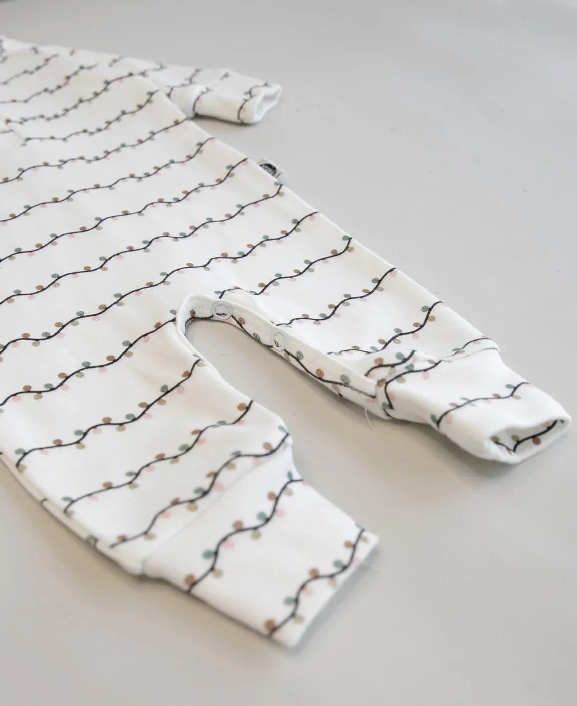 Macacão de Bebê Raglan Botões Unissex | Lights - MiniMalista Baby - 0, 2macacoespor199, Ano Novo, b2b, Baby, Christmas, com-desconto-mm10, Meia Estação, Menina, natal, Neutro, Reveillon, tab-tam-mac-botões, Unissex, Xmas -bebê-minimalista-estiloso