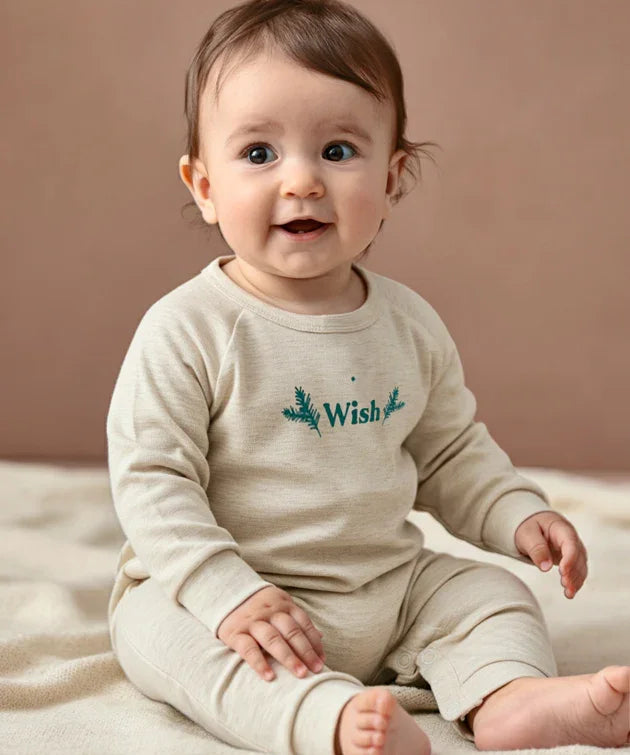 macacao-raglan-mescla-banana-wish-bebe-sentado-minimalista-baby-natal-pinhas-verde_395b8283-094d-478a-8607-28e81acc4597.jpg