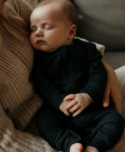 Macacão de Bebê Ziper com opção de Pezinho | Liso Preto