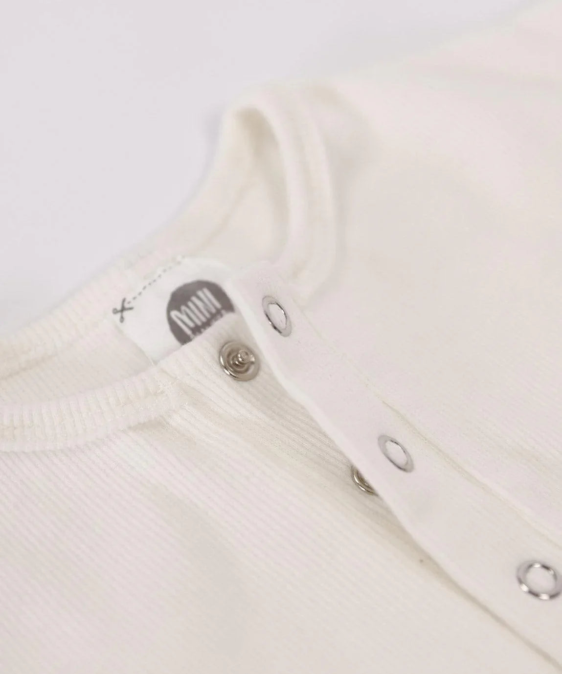 Macaquinho Canelado Manguinha Unissex MiniMalista | Liso Branco Off - MiniMalista Baby - 0.25, 0.3, Ano Novo, anonovo, b2b, Baby, black-friday, Calor, com-desconto-mm10, Menina, Neutro, new, Reveillon, tab-tam-macaquinho-romper, Unissex, Verão -bebê-minimalista-estiloso