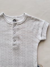 Macaquinho Romper Manguinha Unissex | Listrinhas Cinza - MiniMalista Baby - 0.3, 0.45, b2b, Baby, black-friday, Calor, com-desconto-mm10, Menino, Neutro, tab-tam-macaquinho-romper, Unissex, Verão -bebê-minimalista-estiloso