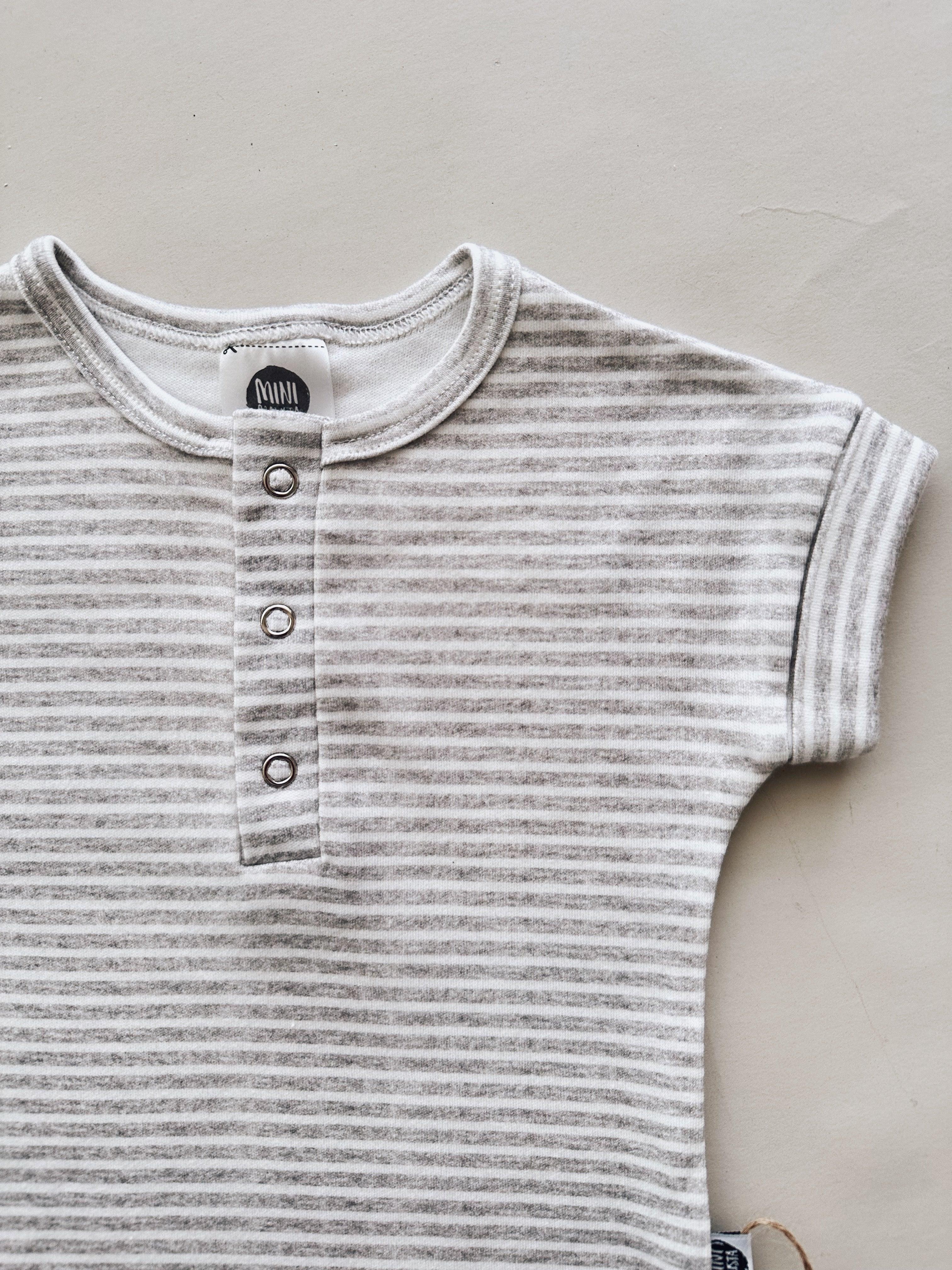 Macaquinho Romper Manguinha Unissex | Listrinhas Cinza - MiniMalista Baby - 0.3, 0.45, b2b, Baby, black-friday, Calor, com-desconto-mm10, Menino, Neutro, tab-tam-macaquinho-romper, Unissex, Verão -bebê-minimalista-estiloso