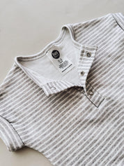 Macaquinho Romper Manguinha Unissex | Listrinhas Cinza - MiniMalista Baby - 0.3, 0.45, b2b, Baby, black-friday, Calor, com-desconto-mm10, Menino, Neutro, tab-tam-macaquinho-romper, Unissex, Verão -bebê-minimalista-estiloso