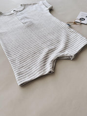 Macaquinho Romper Manguinha Unissex | Listrinhas Cinza - MiniMalista Baby - 0.3, 0.45, b2b, Baby, black-friday, Calor, com-desconto-mm10, Menino, Neutro, tab-tam-macaquinho-romper, Unissex, Verão -bebê-minimalista-estiloso