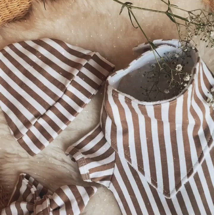 Body de Bebê Manga Curta Unissex | Listras Retrô Avelã